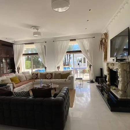 Beachfront וילה *