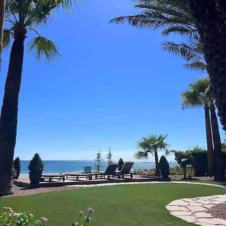 Beachfront וילה *