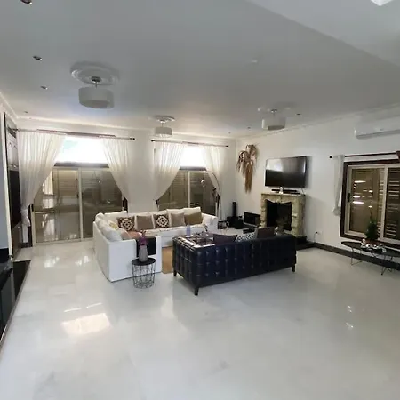 Beachfront וילה Meneou