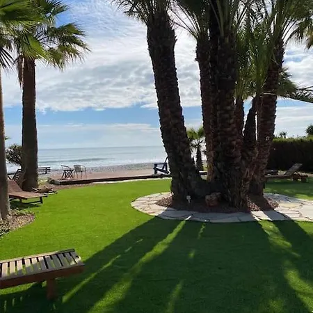 Beachfront וילה *