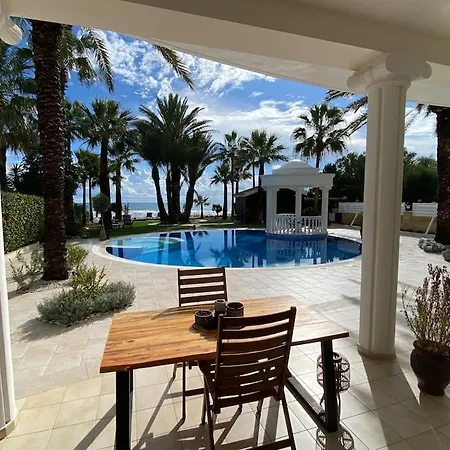 וילה Beachfront Meneou