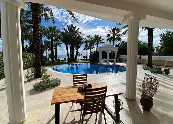 Villa Beachfront Meneou